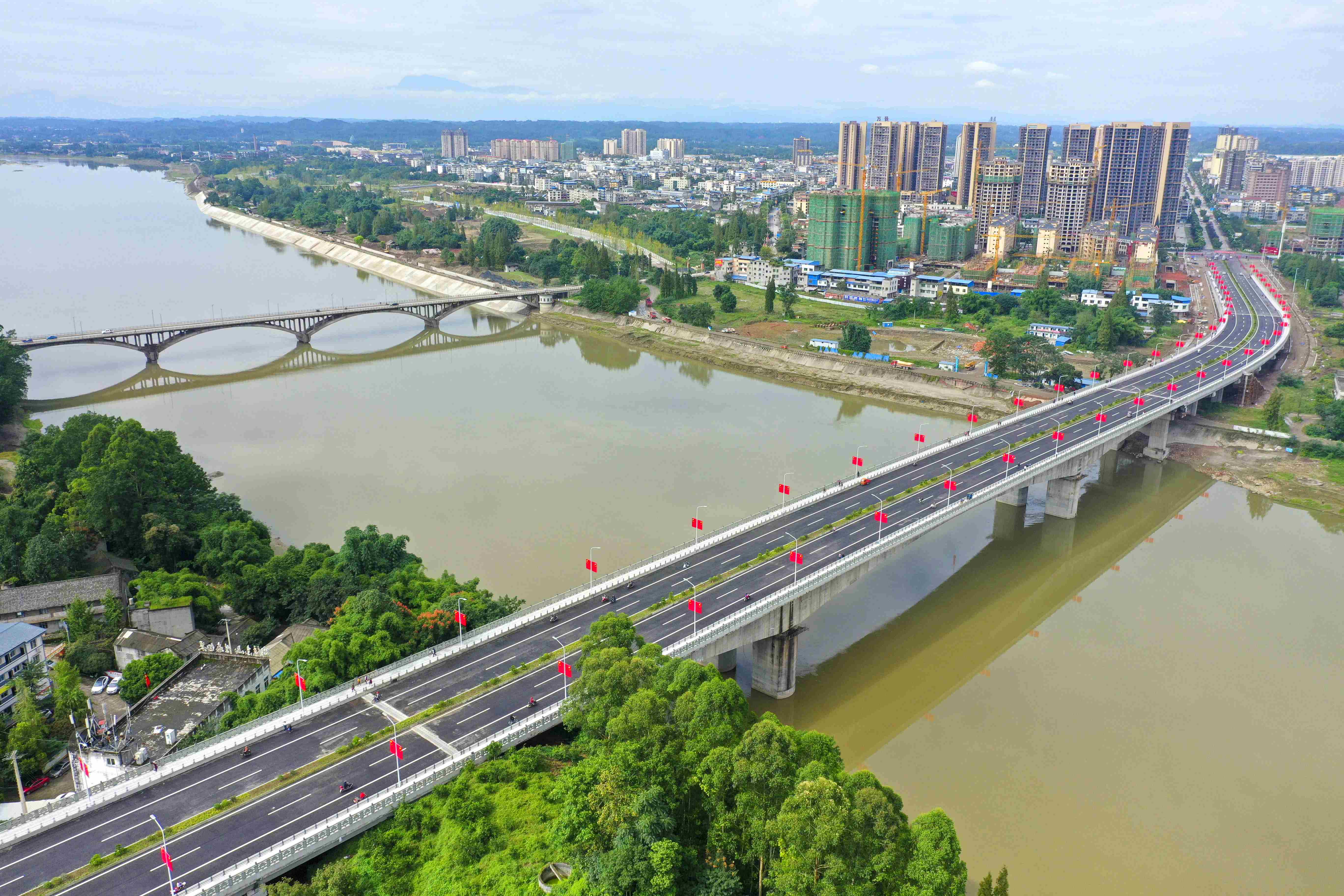 青神县蚕丛大桥正式通车。