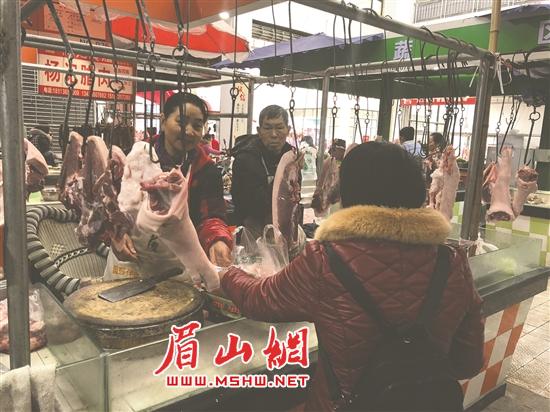市民正在买猪肉。.jpg