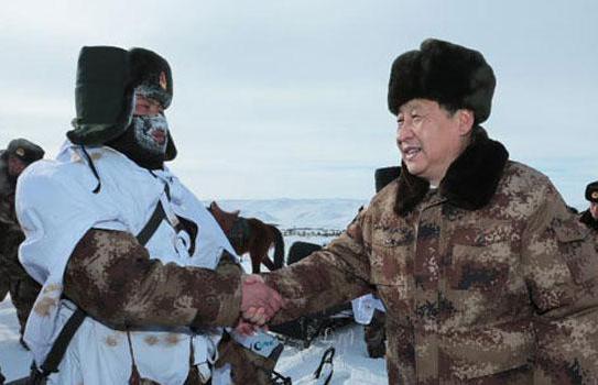  2014年1月26日，习近平来到祖国边疆的内蒙古阿尔山，冒着零下30多度的严寒慰问在边防线上巡逻执勤的官兵。来源：新华社