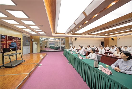 昨（1）日上午，在眉市级领导与党史学习教育省委第六巡回指导组全体成员一同收看庆祝中国共产党成立100周年大会直播。.jpg