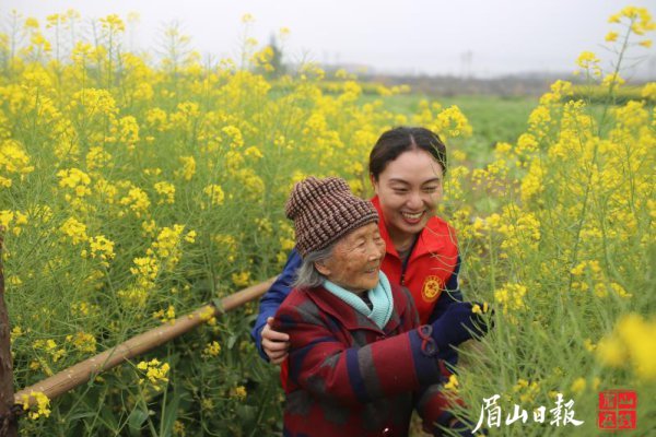  志愿者带老人到彭山高铁站旁的油菜花田赏花看高铁