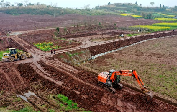  3月9日，在仁寿县富加镇音堂村施工人员正在进行高标准农田扫尾工作。