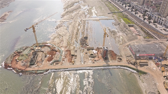 彭山区岷江大桥建设（拆除重建）工程施工现场。