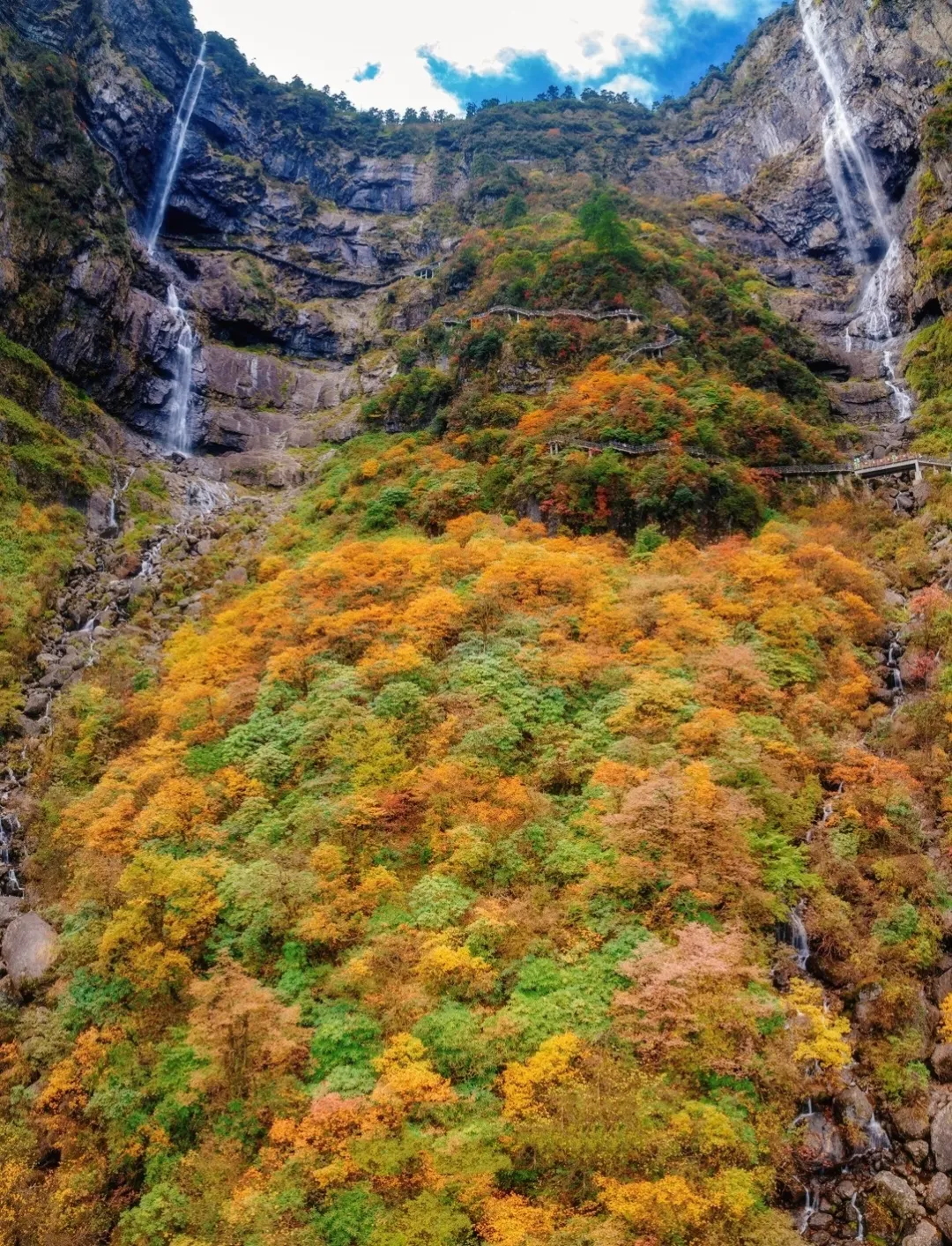  瓦屋山景区集观瀑赏花、徒步彩林等多元化产品于一体的精品观光线路。