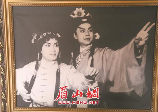 包世成（右）出演《孤岛奇花》的剧照。.jpg
