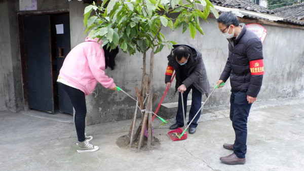 包保人员和街道、社区干部在通惠街道先锋社区城中村打扫卫生。.JPG