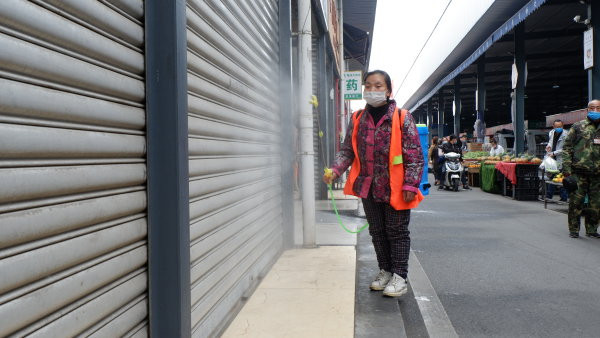 眉山大市场内，保洁人员对市场进行日常消毒。.JPG