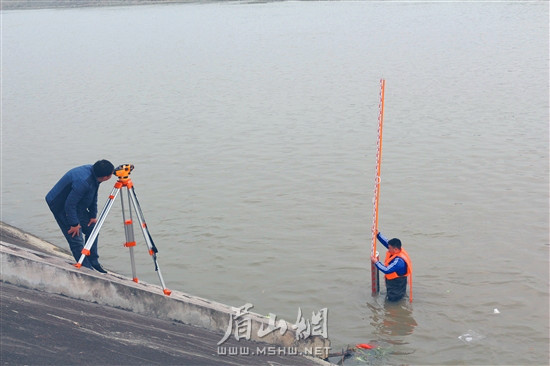 水文部门在青衣江开展水文测量工作。