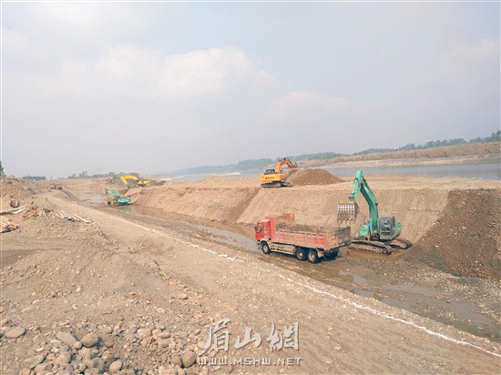 岷江河道堤防工程建设现场。