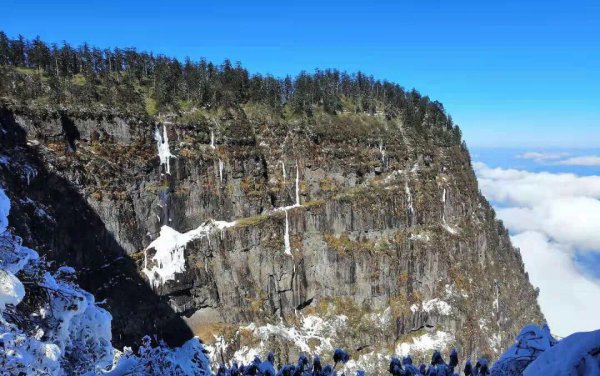 “最美桌山”瓦屋山（资料图）。