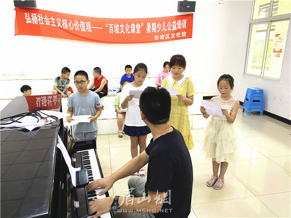 孩子们开心学习声乐。.jpg