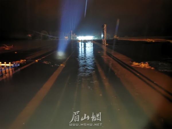 思蒙河程家嘴段洪水将道路淹没。