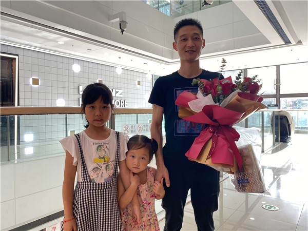 市民朱先生带着女儿们来给老婆买花.jpg