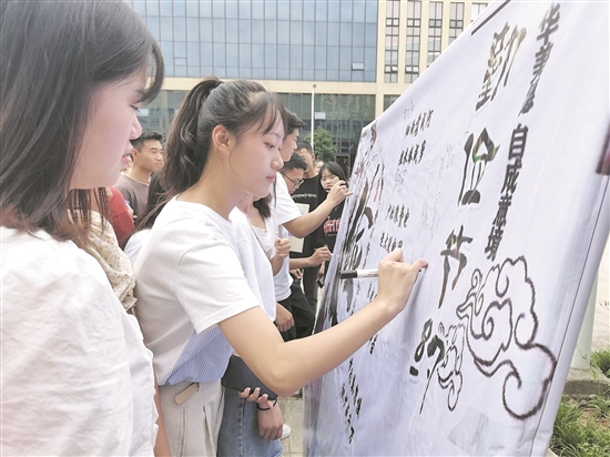 承诺“勤俭节约，珍惜粮食”。.jpg