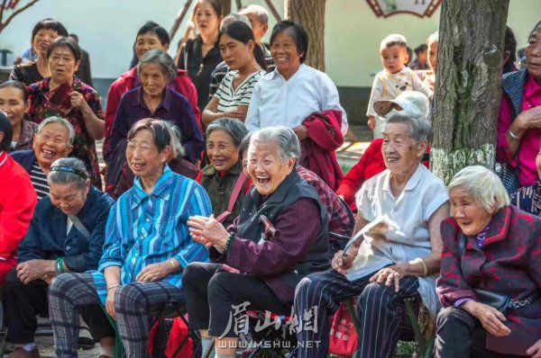 晚年生活幸福，寿乡老人喜笑颜开。