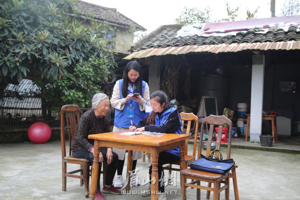 袁冰莹（中）和李春香（右一）走村入户开展人口普查。
