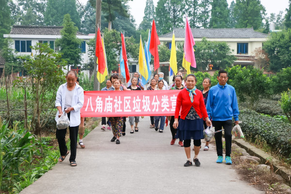 止戈镇发动社区积极宣传垃圾分类。