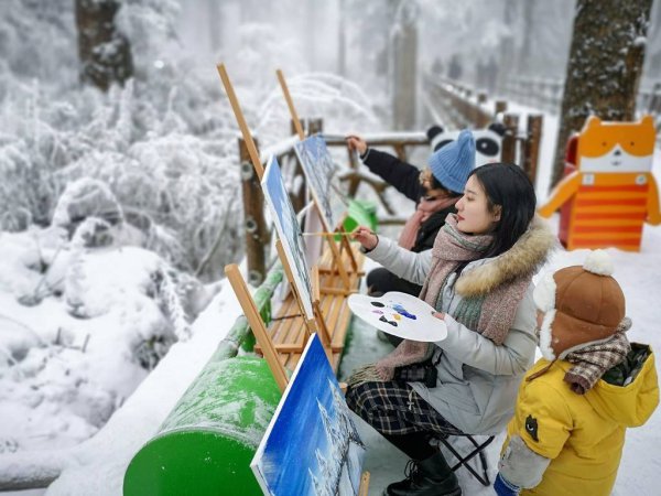 瓦屋雪景入画来。