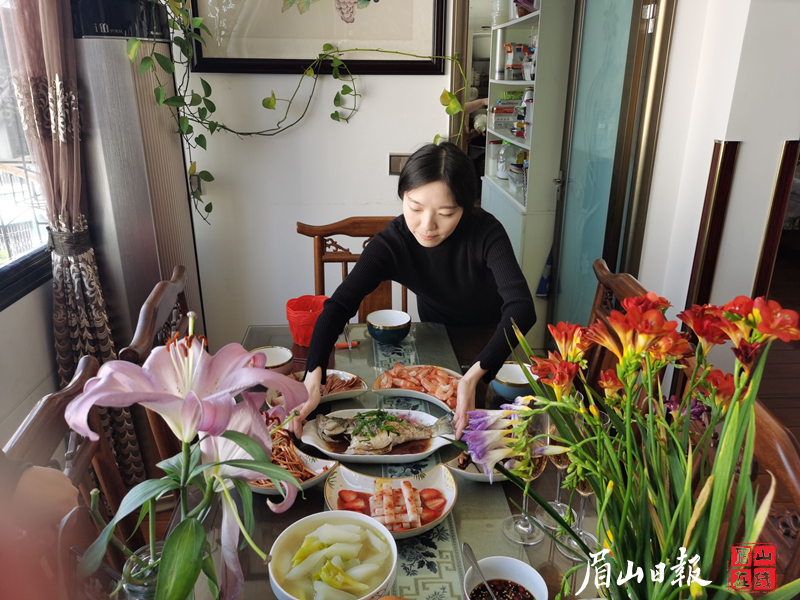 一桌子丰盛的饭菜。