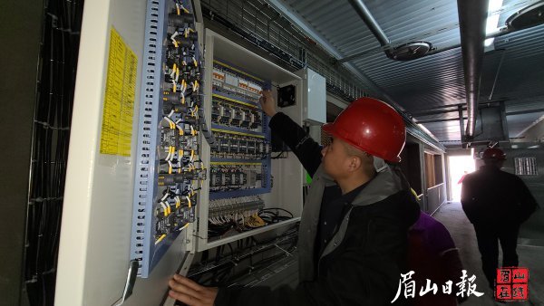 工人准备进行通电测试。