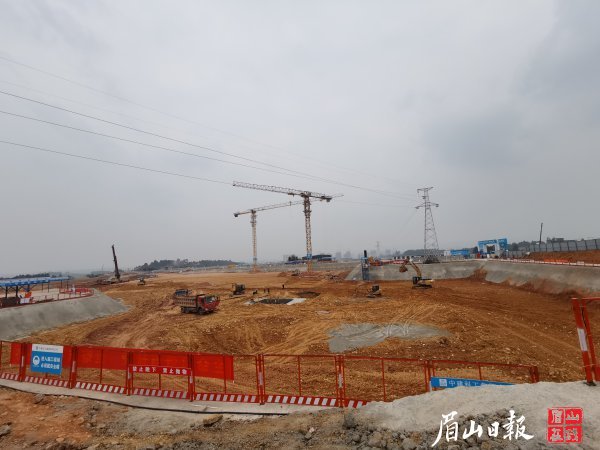  在眉山天府新区人民医院建设项目上，工人们正快马加鞭地进行基础施工工作。