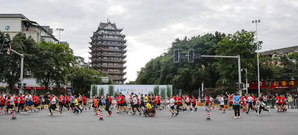 马拉松运动员跑过远景楼。眉山日报全媒体记者 向哲 摄