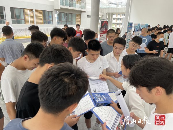  校园招聘现场。