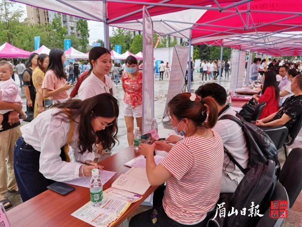  招聘会现场。