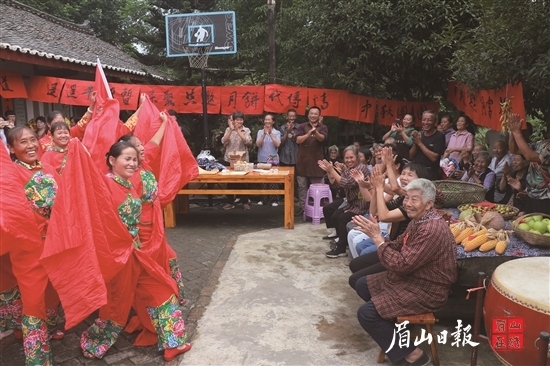 群众脸上洋溢着幸福的欢笑。