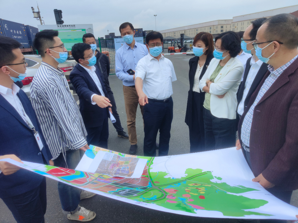 金融顾问团对国际铁路港、保税区、仁寿县项目等进行调研。