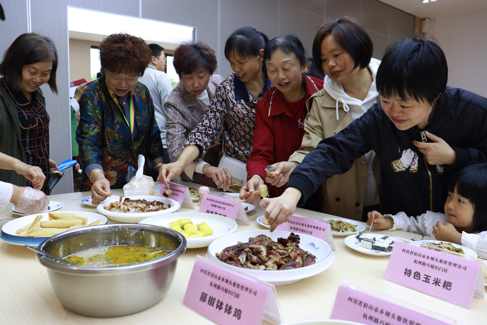 活动现场摆满东坡美食请社区居民品尝.JPG