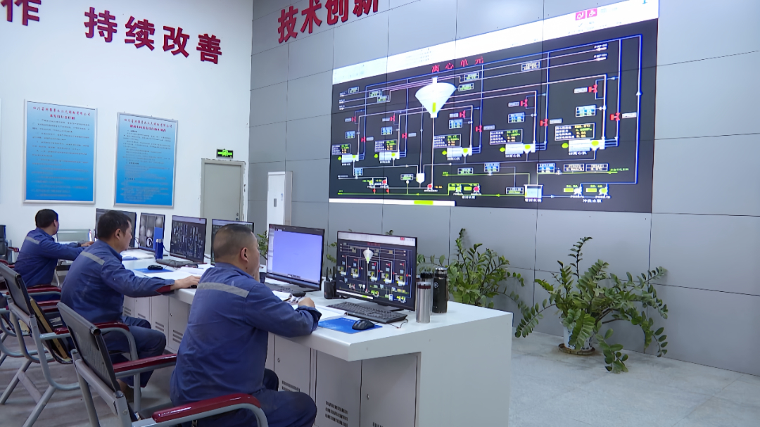  四川省洪雅青衣江元明粉有限公司中控室内，技术人员正密切关注各项运行指标，根据生产情况及时调整参数。