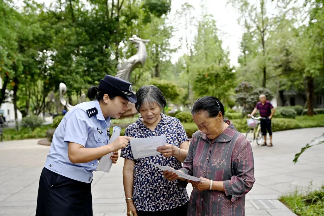 公安部门工作人员在凤鸣公园向老年人宣传防诈骗知识。