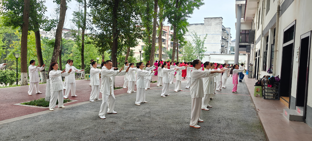 彭山区老年大学学员在练习太极拳。