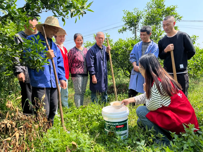 科研院校技术人员为群众普及科学种植技术。