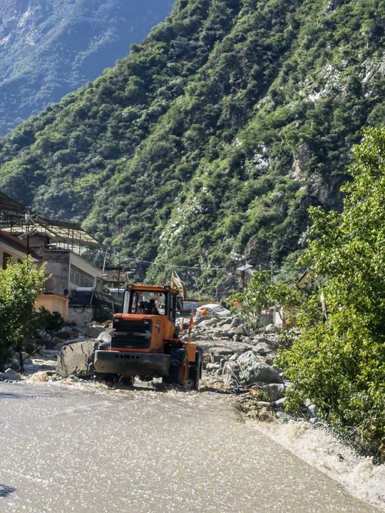 8月3日，救援人员在康定市姑咱镇日地村抢通道路。新华社记者 张旭东 摄