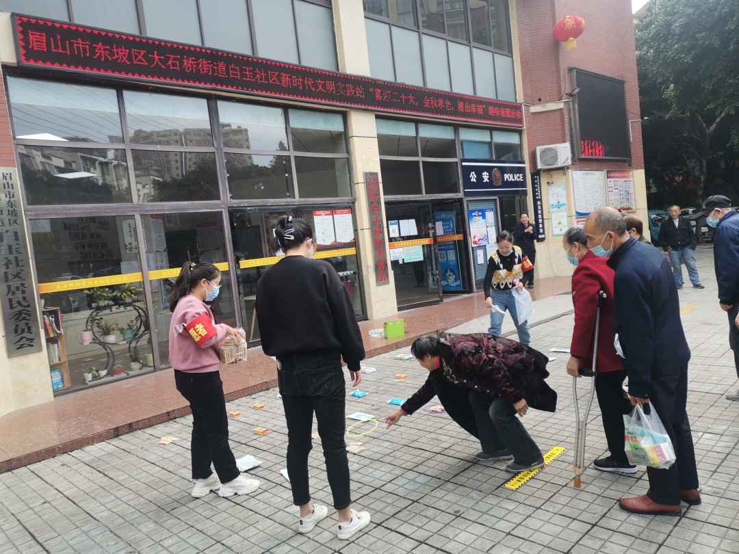 社区老年人积极参与趣味套圈活动。.jpg