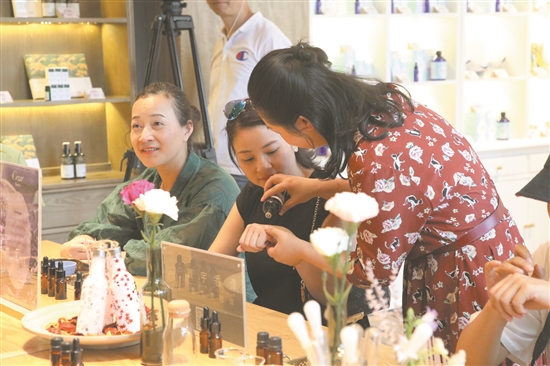 现场体验葡萄与香氛的奇妙碰撞。.jpg
