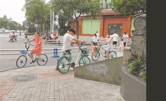 市民骑共享单车逆行。.jpg