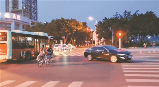 共享单车闯红灯。.jpg