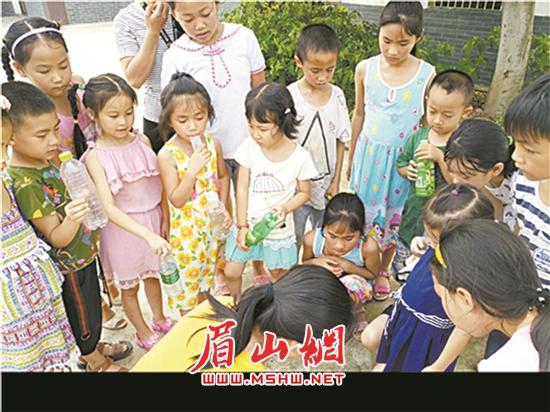 孩子们正在志愿者老师的带领下在开展课外活动。.jpg