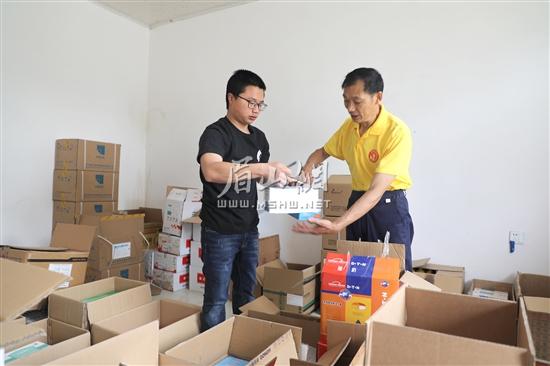 李想递给工人饲养用品。.jpg