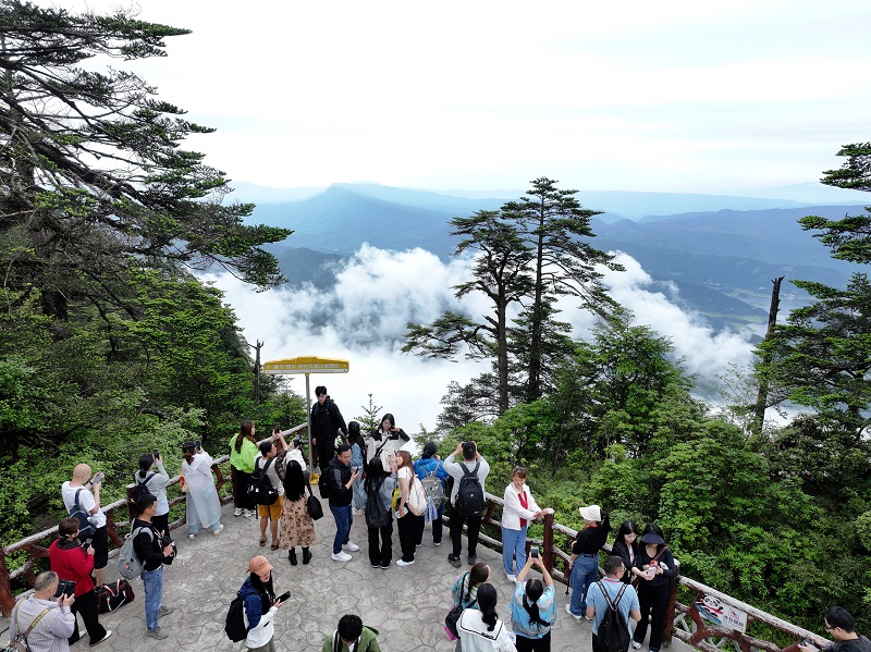  瓦屋山景区游人如织