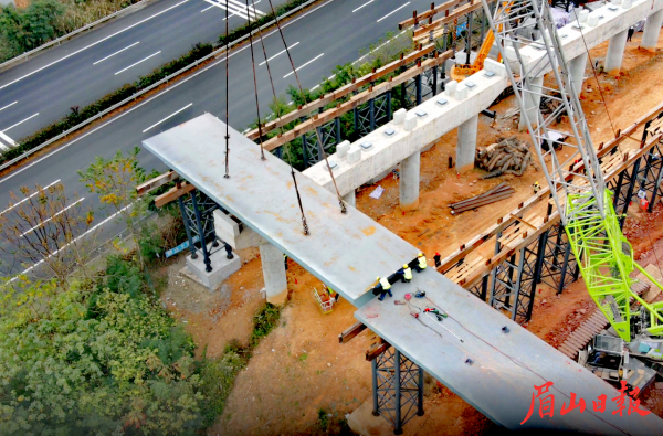  位于眉山天府新区视高街道白蜡村的益州大道南延线项目三绕跨线桥首榀钢箱梁架设成功。