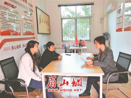 彭晓红在村妇联办公室接待妇女同胞。.jpg