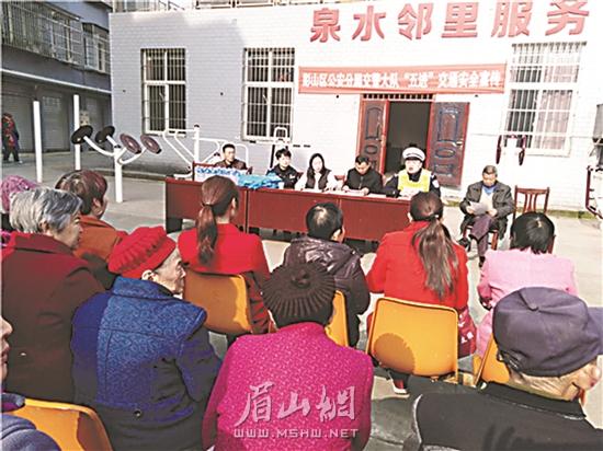 宣传道路交通安全法现场。.jpg