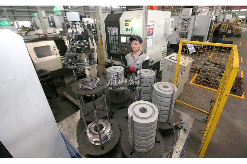青神县:四川德恩精工科技股份有限公司工人们正在加紧生产