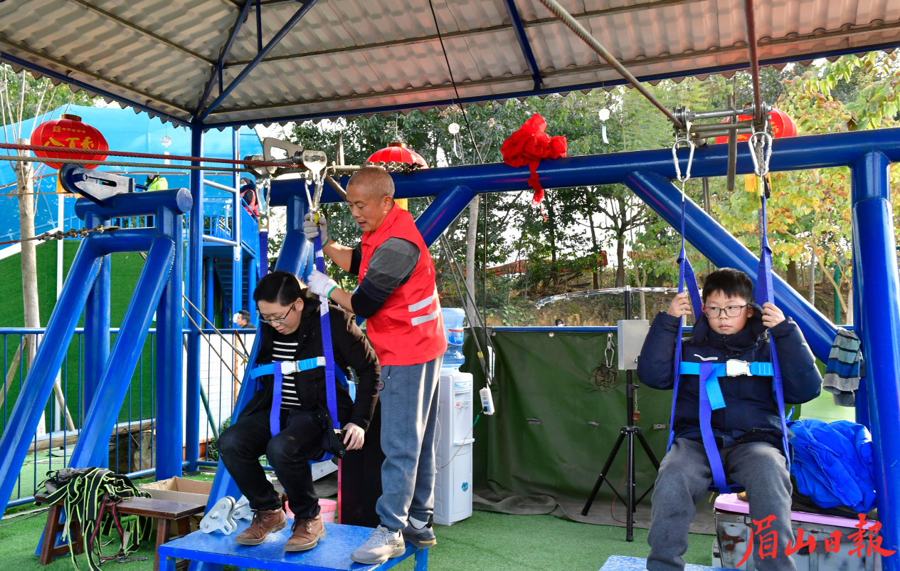 1月27日，在桂花湖风景区，安全员正在检查游客安全保护装置。