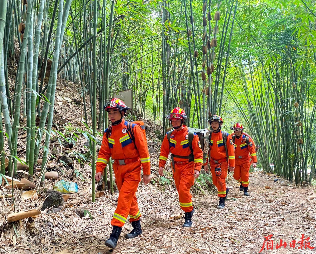 春节期间，青神消防救援大队坚守岗位，开展森林带装巡护工作，用脚步筑牢森林“防火墙”。