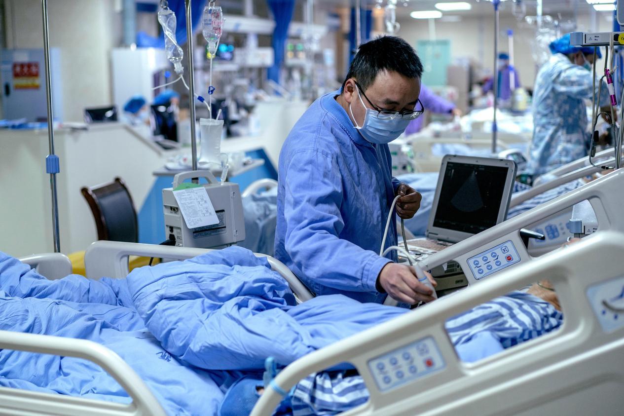 1月21日，除夕，眉山市彭山区人民医院（眉山市第三人民医院）的医生、护士在各自的岗位忙碌着。